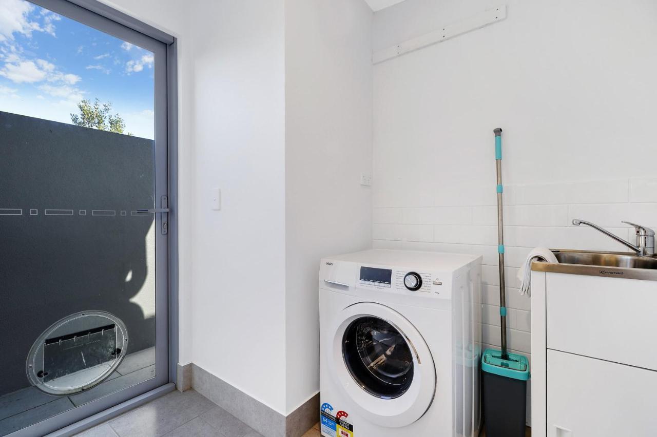 Welcoming Lakeside Getaway With Waterviews, Wifi, Pool & Park Mooloolaba Exterior photo