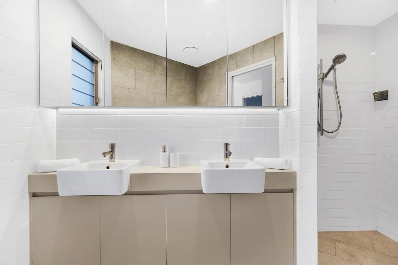 Welcoming Lakeside Getaway With Waterviews, Wifi, Pool & Park Mooloolaba Exterior photo